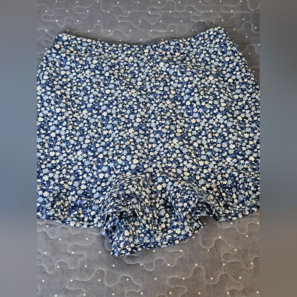 Paper Crane blue floral shorts size small